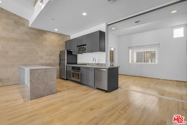 Building Photo - 717 Highland Ave