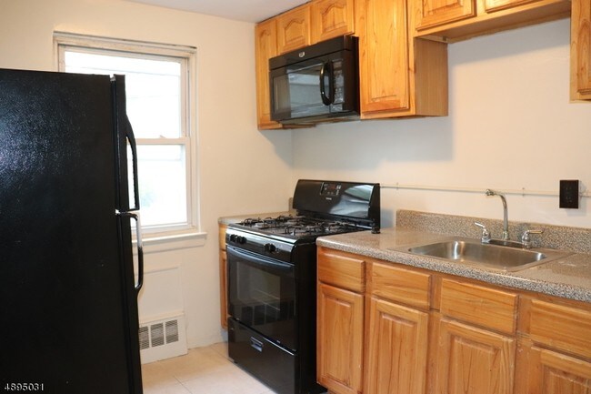 Foto del edificio - 8 Carolyn Terrace