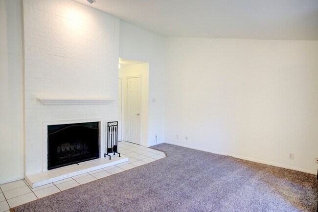 Foto del edificio - Now Available! Gated 2BR/2BA Condo in N Arlington!
