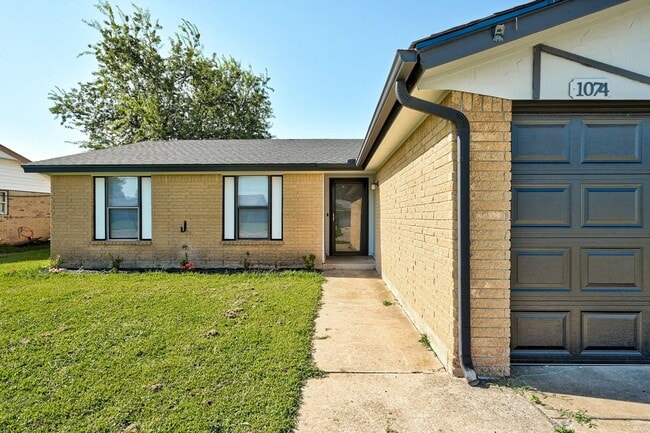 Building Photo - Beautiful 3BD/2BTH Home in the Heart of Yu...