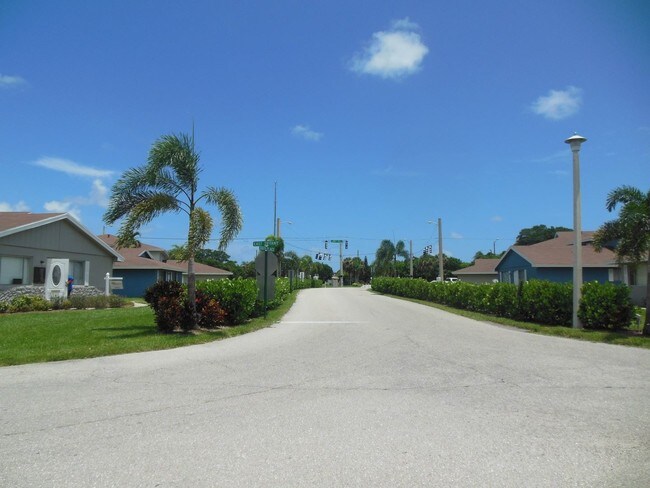 Building Photo - 2 br, 1 bath House - 206 E TIFFANY DR #4