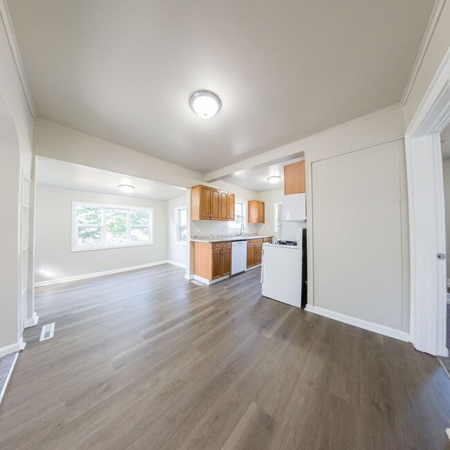 Building Photo - 3 Bedroom 1 Bathroom with Bonus Room