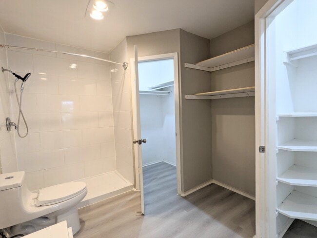 Baño principal con vestidores dobles y luces con sensor de movimiento - 2522 Corian Glen Dr