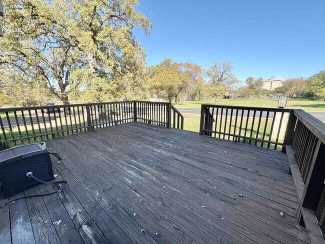 Building Photo - 601 Free Rein