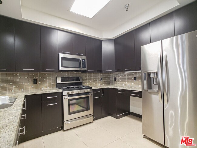 Building Photo - 520 S Kingsley Dr