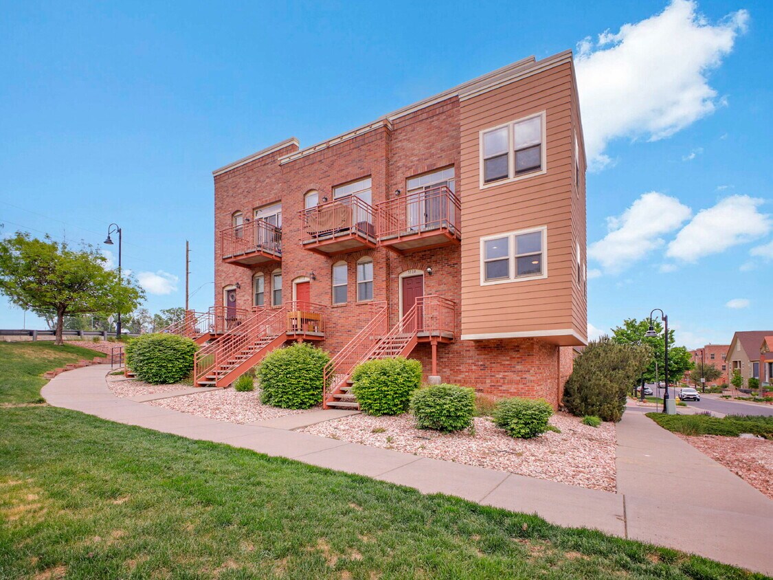 Primary Photo - $2,995 - 3 Bed, 3 Bath Townhome in the hea...