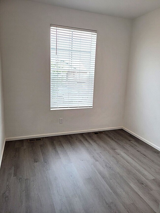 Foto del edificio - ALL PROSPECTIVE TENANTS MUST SUBMIT A $58 ...