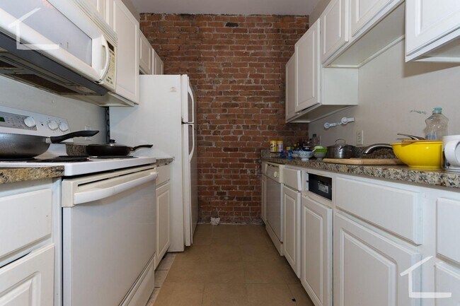 Foto del edificio - No Brokers Fee, No Security Deposit, heat, Hot Water Included, Laundry on a Site, Parking for Rent