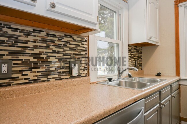 Foto del edificio - Large 3 Bedroom 2 Bath House w/Fenced in Yard and 2 Stall Garage Available Soon!