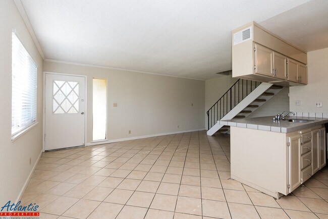Foto del edificio - Beautiful Condo | Carport