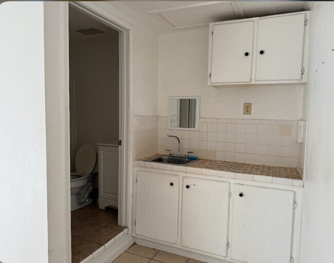 Building Photo - 370 E Bowie Ave