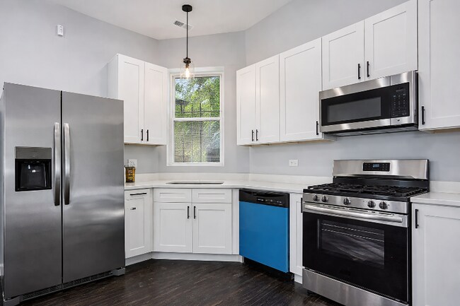 Building Photo - 1220 S Avers Ave