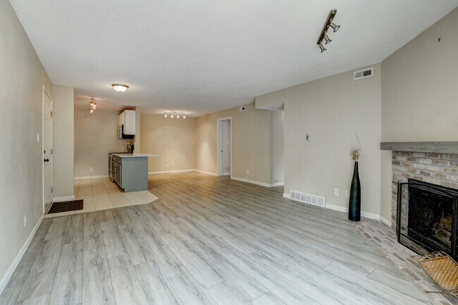 Foto del edificio - $1,600.00- 2 Bed 2 Bath Condo in Lakewood with in-unit laundry!