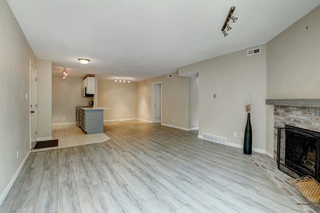 Building Photo - $1,600.00- 2 Bed 2 Bath Condo in Lakewood with in-unit laundry!