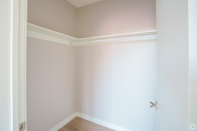 Building Photo - 400 W Broadway