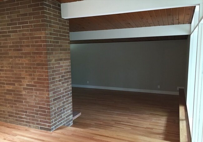 Building Photo - Lovely Mid-Century Kirkland Rambler Availa...