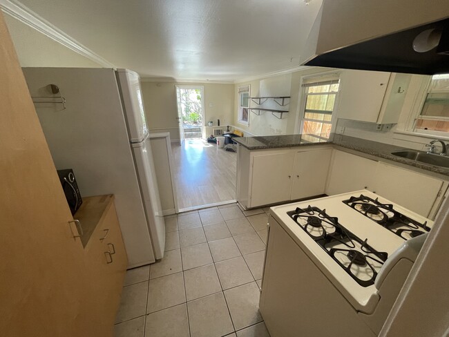 Open kitchen - 1534 Benton St