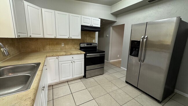 Foto del edificio - Spacious 5/2 for rent in Normandy Village ...