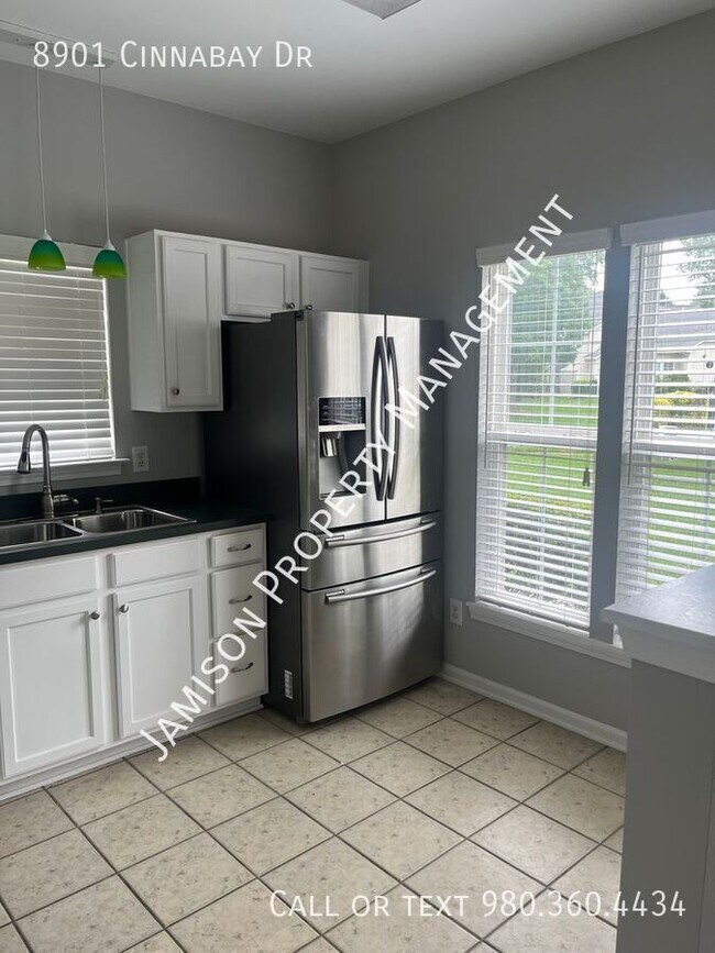 Foto del edificio - 8901 Cinnabay Dr