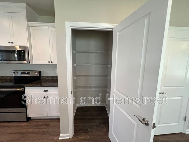 Foto del edificio - 660 Dobhill Ln