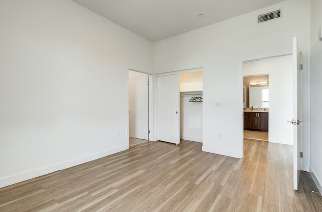 Building Photo - 535 S Kingsley Dr Los Angeles, CA 90020