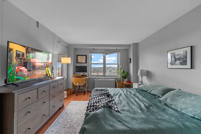 Building Photo - 225 Saint Pauls Ave