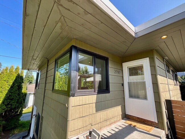 Building Photo - Charming 1-Bedroom with Fresh Renovations ...