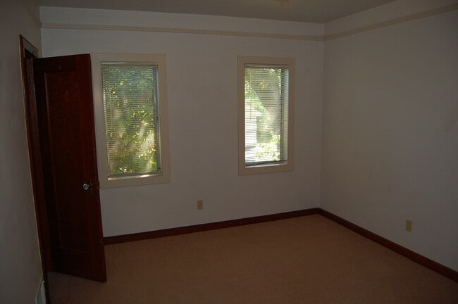 Building Photo - 31 Elm St