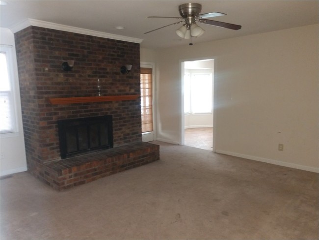 Building Photo - 326 Lynn Dr