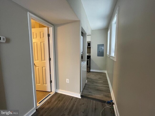 Building Photo - 819 12th St NE