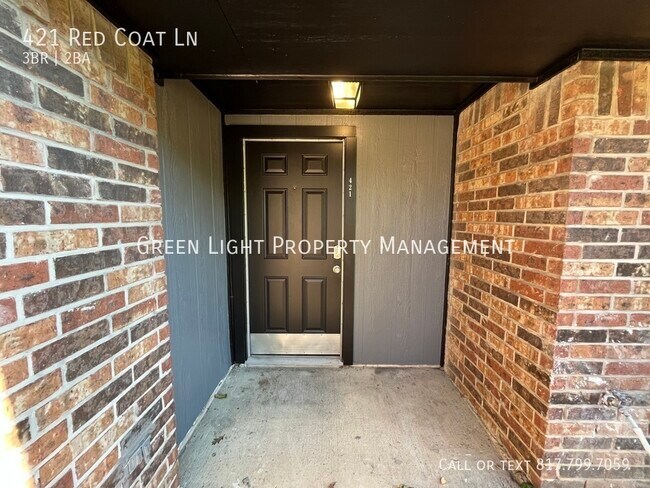 Foto del edificio - 421 Red Coat Ln