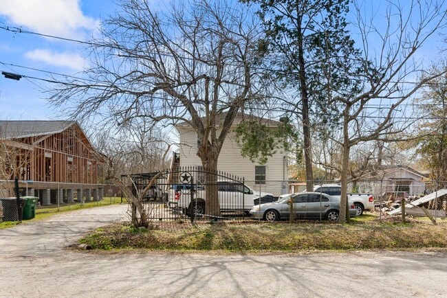 Building Photo - 2444 Margaret St