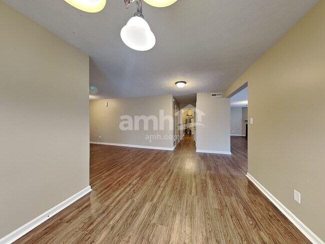 Foto del edificio - 1230 Highland Lake Way