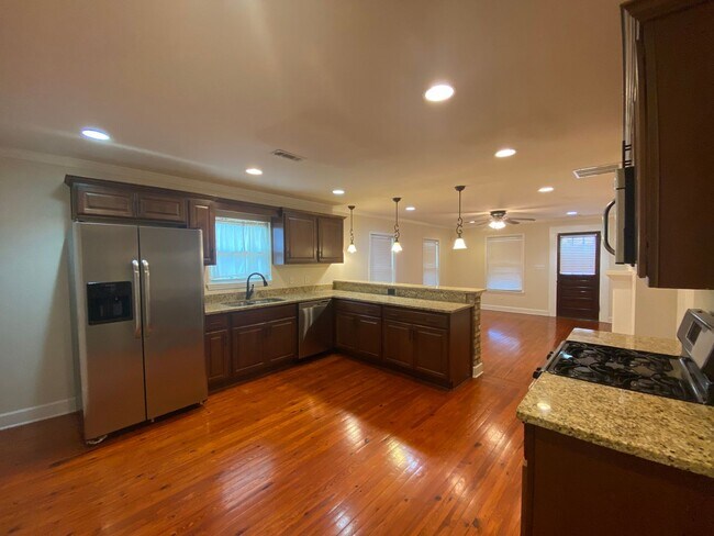 Building Photo - 3 Bedroom 2 Bath Beautifully Maintained Ho...