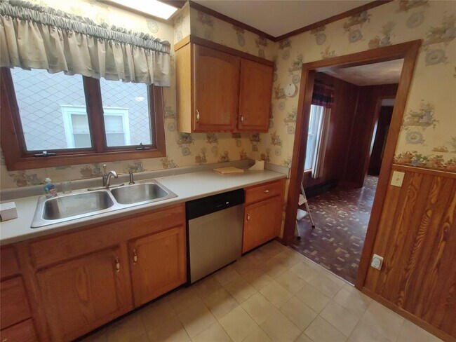 Building Photo - 108 Squires Ave