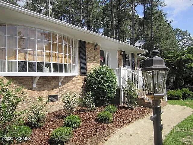 Building Photo - 207 Pine Ridge Dr