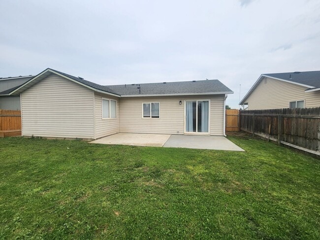 Building Photo - 3 Bedroom Home