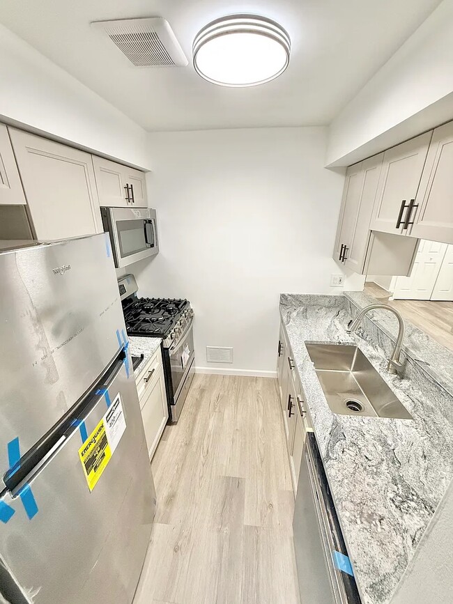 Building Photo - 8841 Sunrise Dr