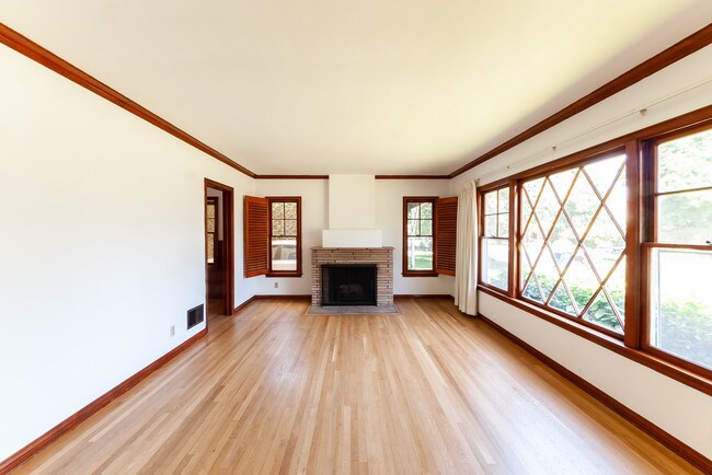 Building Photo - 15436 Camarillo St