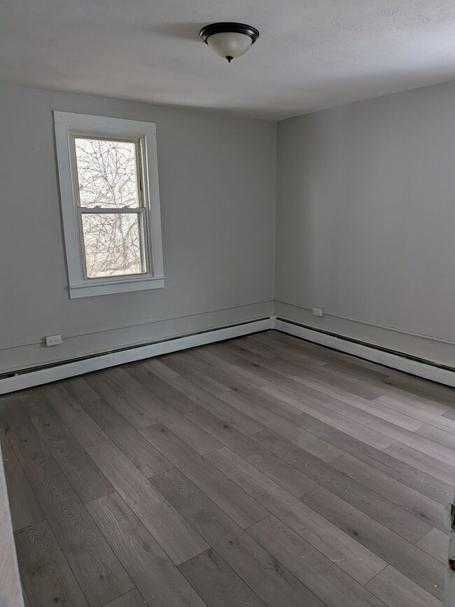 Building Photo - 921-923-923 Lonergan Pl