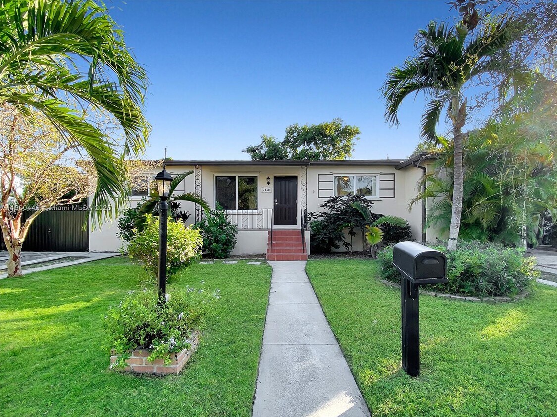 Foto principal - 7910 SW 17th Terrace
