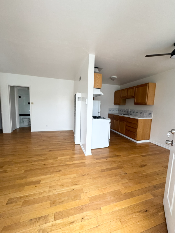 Building Photo - 1093 S Orange Dr