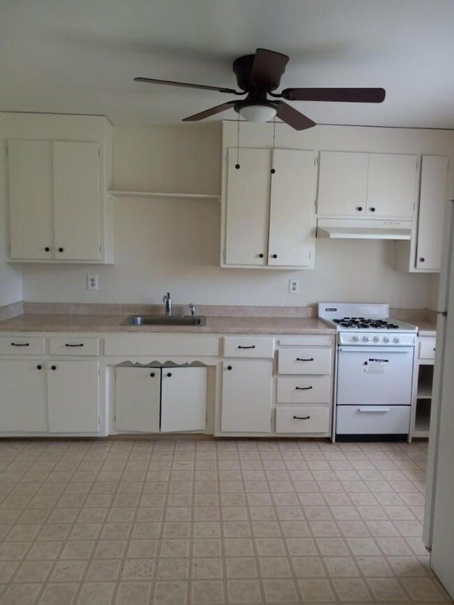 Building Photo - $500 OFF SPECIAL! Beautiful, PET-FRIENDLY upgraded duplex home with massive, private fenced backy...
