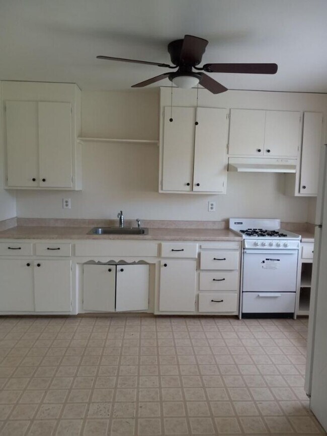 Foto del edificio - $500 OFF SPECIAL! Beautiful, PET-FRIENDLY upgraded duplex home with massive, private fenced backy...