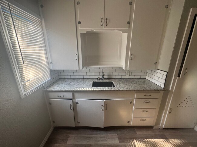 Building Photo - 3 bedroom, 1 bath