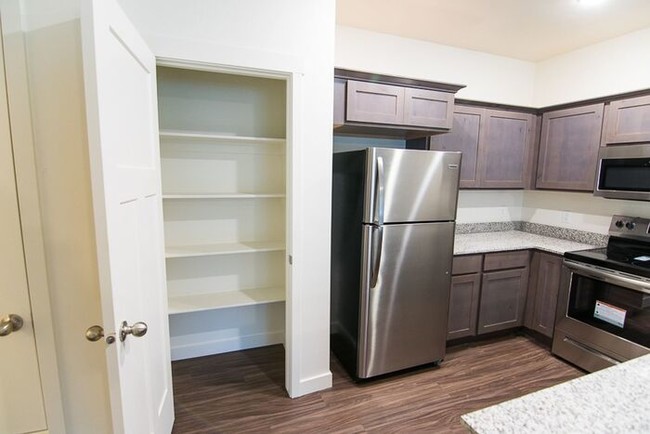 Building Photo - Beautiful One Bedroom Condo, First Month Free