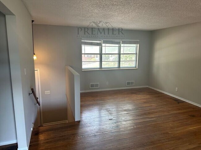 Building Photo - 3 bd/1 ba - Duplex -1201 SW Sunset St Blue...
