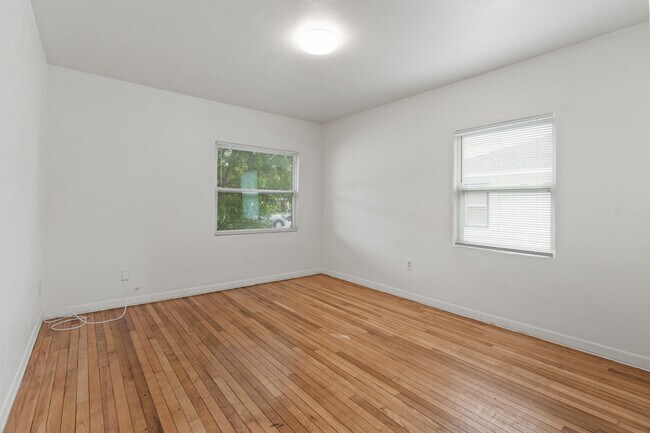 Building Photo - 1665 Drew St