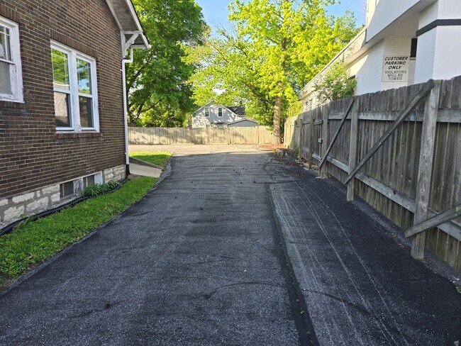 Foto del edificio - 422 E Fifth St