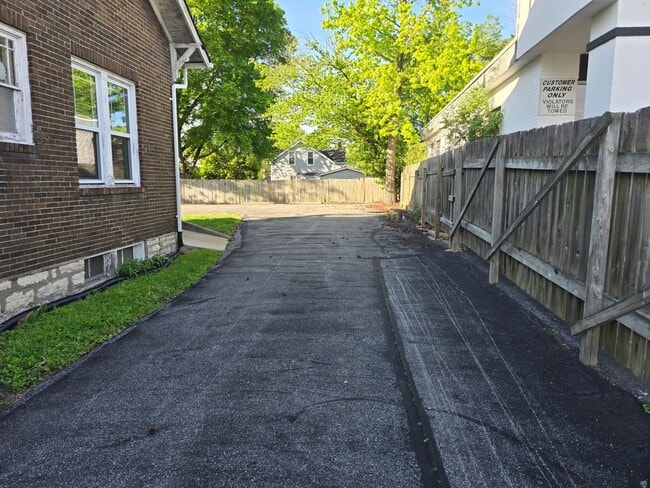 Building Photo - 422 E Fifth St